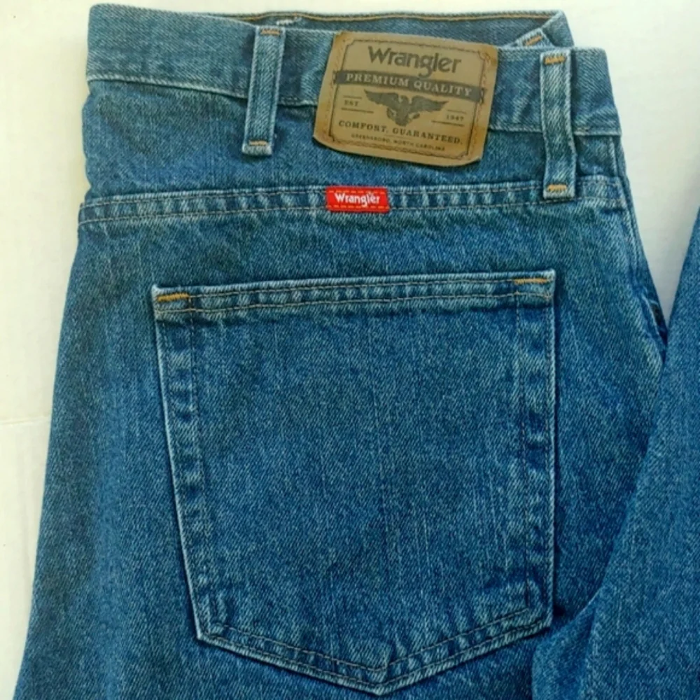 WRANGLER Classic 5 pocket Relaxed Fit Jean Shorts. Sz 34 Tall. 2 PAIRS!